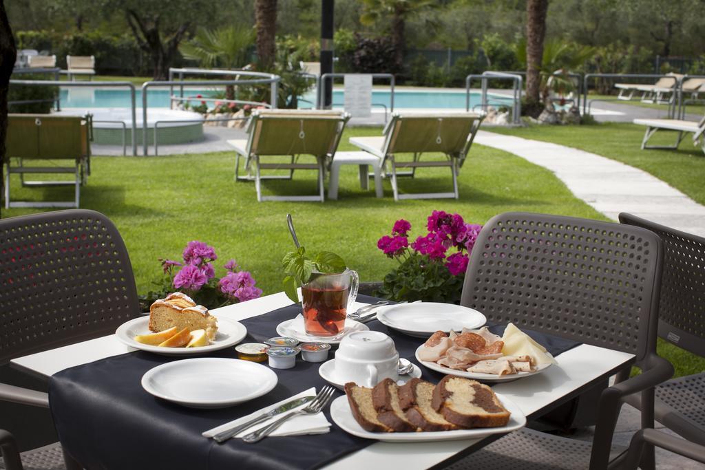 Park Hotel Eden Torbole Sul Garda Exteriör bild